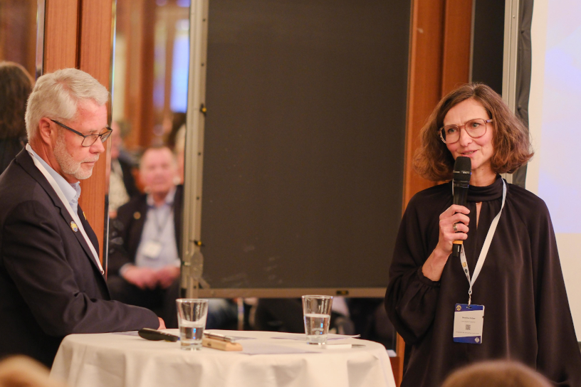 Dr. Rainer Schaller (PDG) und Bettina Huber (LQ Trainerin) in der Diskussion