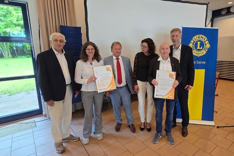 Feierliche Übergabe des Leuchtturmschulsiegels am Schulzentrum Kühlungsborn