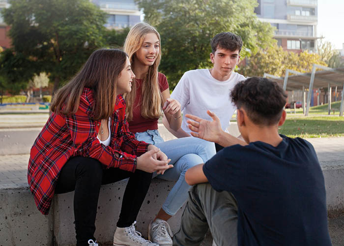 Schülerinnen und Schüler im Gespräch auf dem Schulhof.