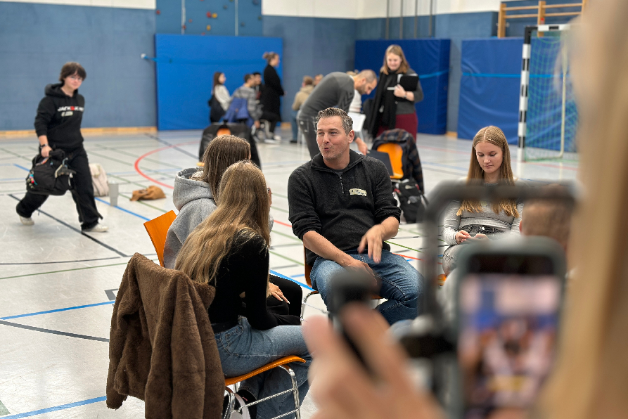 Kleingruppe in der Turnhalle während des Schauspiel-Workshops.