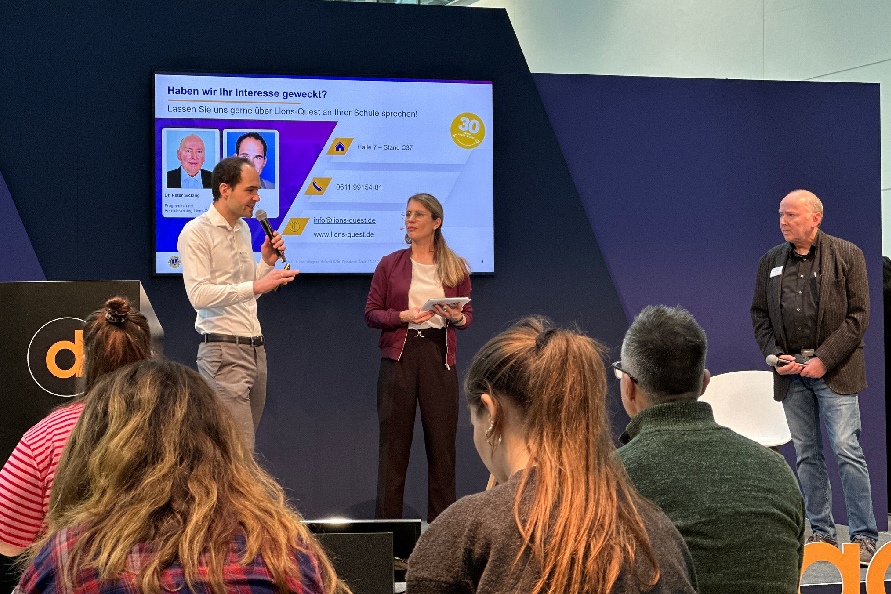 Podiumsdiskussion in der Speaker's Area mit Programmreferent Laurent Wagner und Programmleiter Dr. Peter Sicking