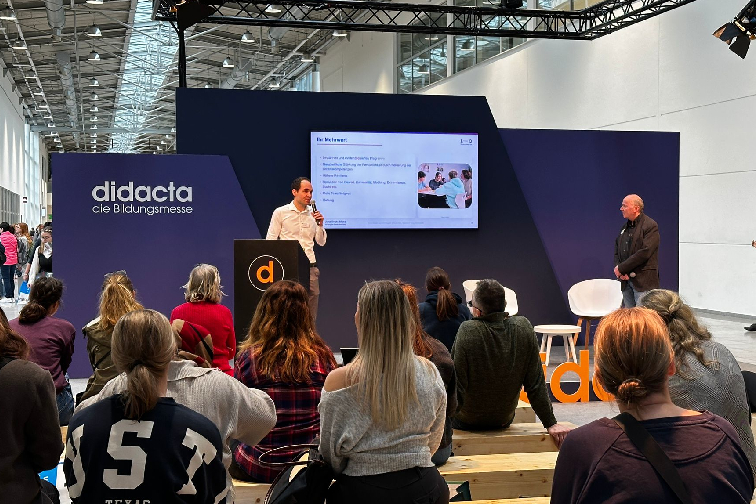 Podiumsdiskussion in der Speaker's Area mit Programmreferent Laurent Wagner und Programmleiter Dr. Peter Sicking