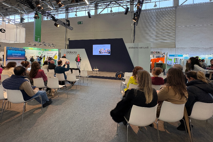 Blick aus dem Zuschauerraum auf das Podium am Samstag der didacta