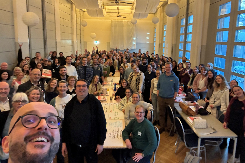 Selfie des Kollegiums inkl. Trainerinnen während der Fortbildung in der Pausenhalle