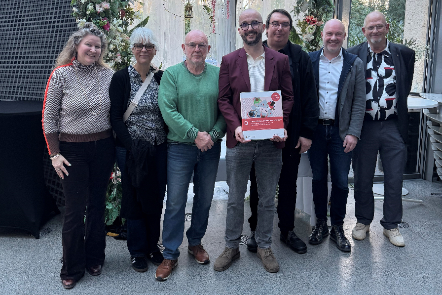 Lions-Quest-Trainer:innen mit Lehrer Marius Böke und Lions-Quest-Programmhandbuch "Erwachsen werden"