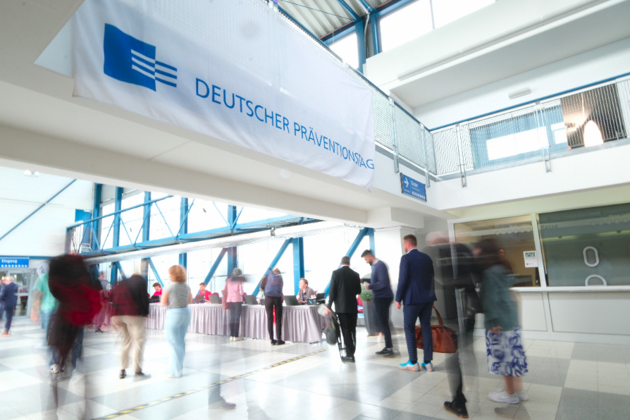 Foto des Messegeländes mit Banner des Kongress Logos