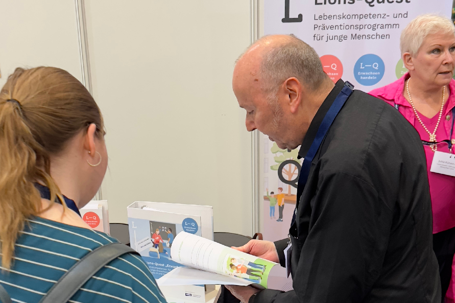 Am Stand von Lions-Quest wurde diskutiert, informiert und vernetzt – beim 30. DPT in Augsburg traf unser Präventionsprogramm auf viel Aufmerksamkeit und Interesse.