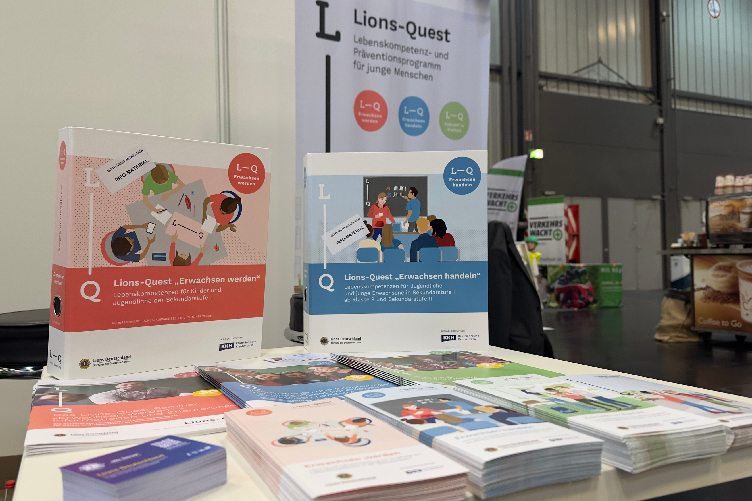 Ansichtsexemplare, Flyer und Broschüren am Stand für den Deutschen Präventionstag