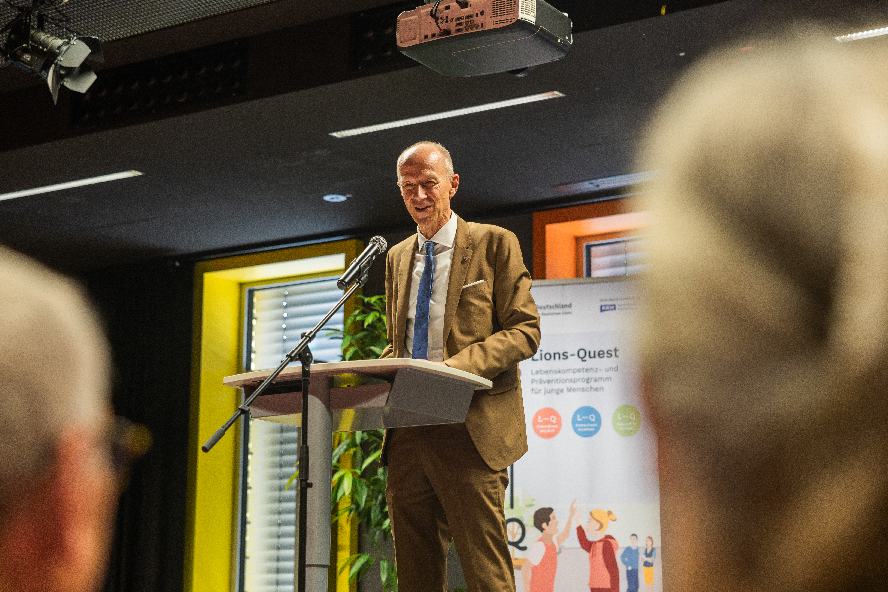 Kultusminister und Lionsfreund Armin Schwarz gratuliert der GHS zur Zertifizierung als Qualitätssiegelschule „Erwachsen handeln“.